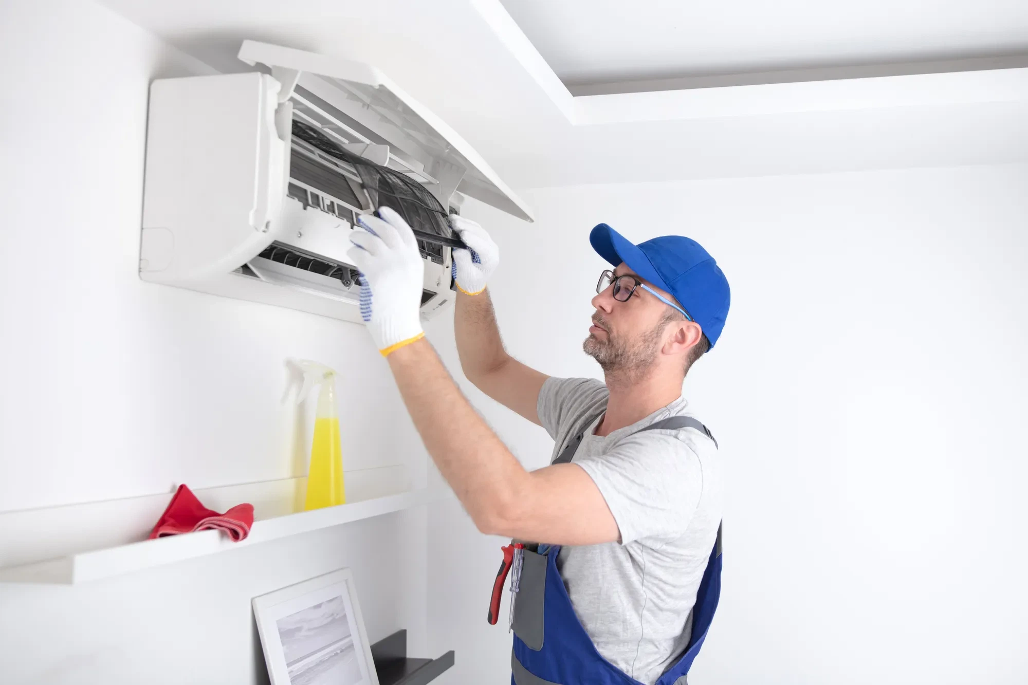 Servisný technik vykonáva servis klimatizačného zariadenia