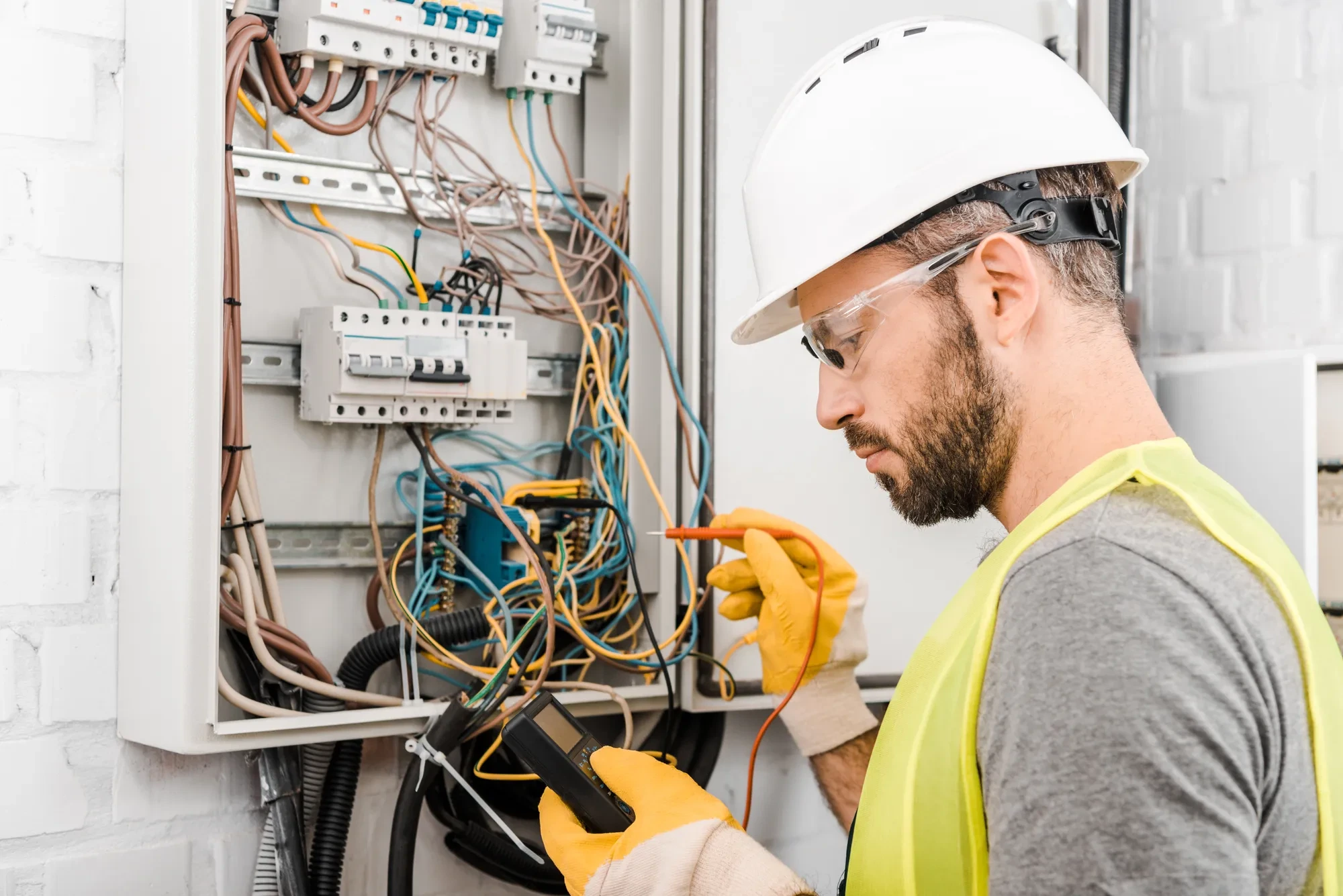 Revízny technik pri meraní na elektrickom rozvádzači